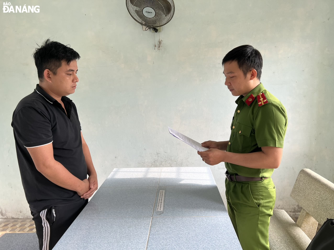 Cơ quan Cảnh sát điều tra, Công an thành phố thực hiện lệnh bắt tạm giam đối tượng Lương Kim Quang (trái). Ảnh: L.H