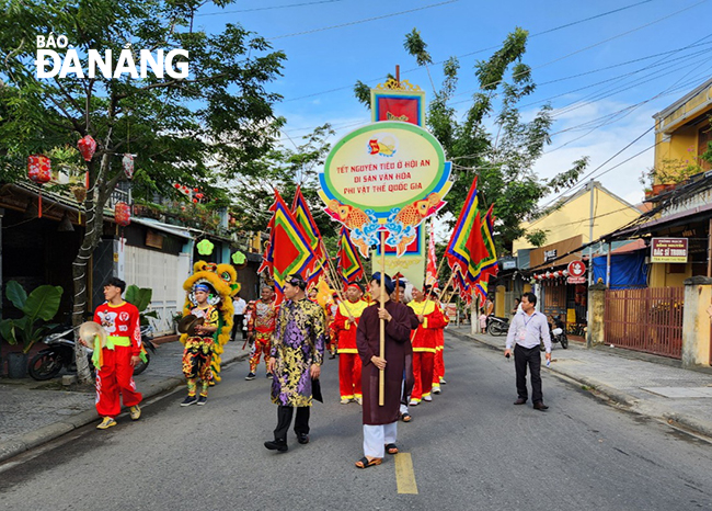 Tết Nguyên tiêu ở Hội An mang nhiều ý nghĩa nhân văn về gắn kết cộng đồng, uống nước nhớ nguồn, cầu an… Ảnh: LÊ MAI