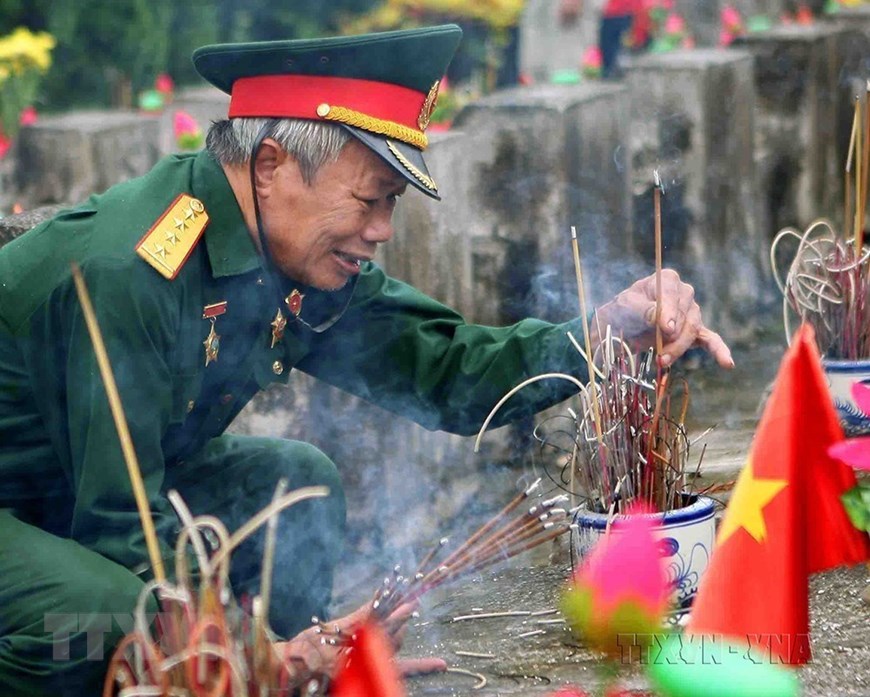 Người cựu chiến binh tham gia Cuộc chiến đấu bảo vệ biên giới phía Bắc ở mặt trận Vị Xuyên năm xưa, trở lại Nghĩa trang liệt sỹ Quốc gia Vị Xuyên để thắp nén hương tưởng nhớ những người đồng đội đã hy sinh. (Ảnh: Thanh Tùng/TTXVN)