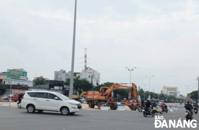 The upgrade of an intersection between Ngu Hanh Son and Nguyen Van Thoai streets as part of the Ngo Quyen - Ngu Hanh Son Route phase 2 is underway. Photo: TRIEU TUNG