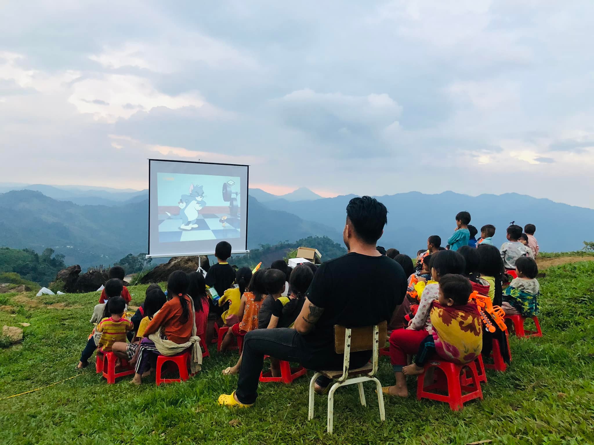 The mobile cinema is installed by the Pink Smile Club at the area of Noc Ong Du, Ong Cuong and Ong Thuong in Tra Van Commune, Nam Tra My District, Quang Nam Province. Photo courtesy of character