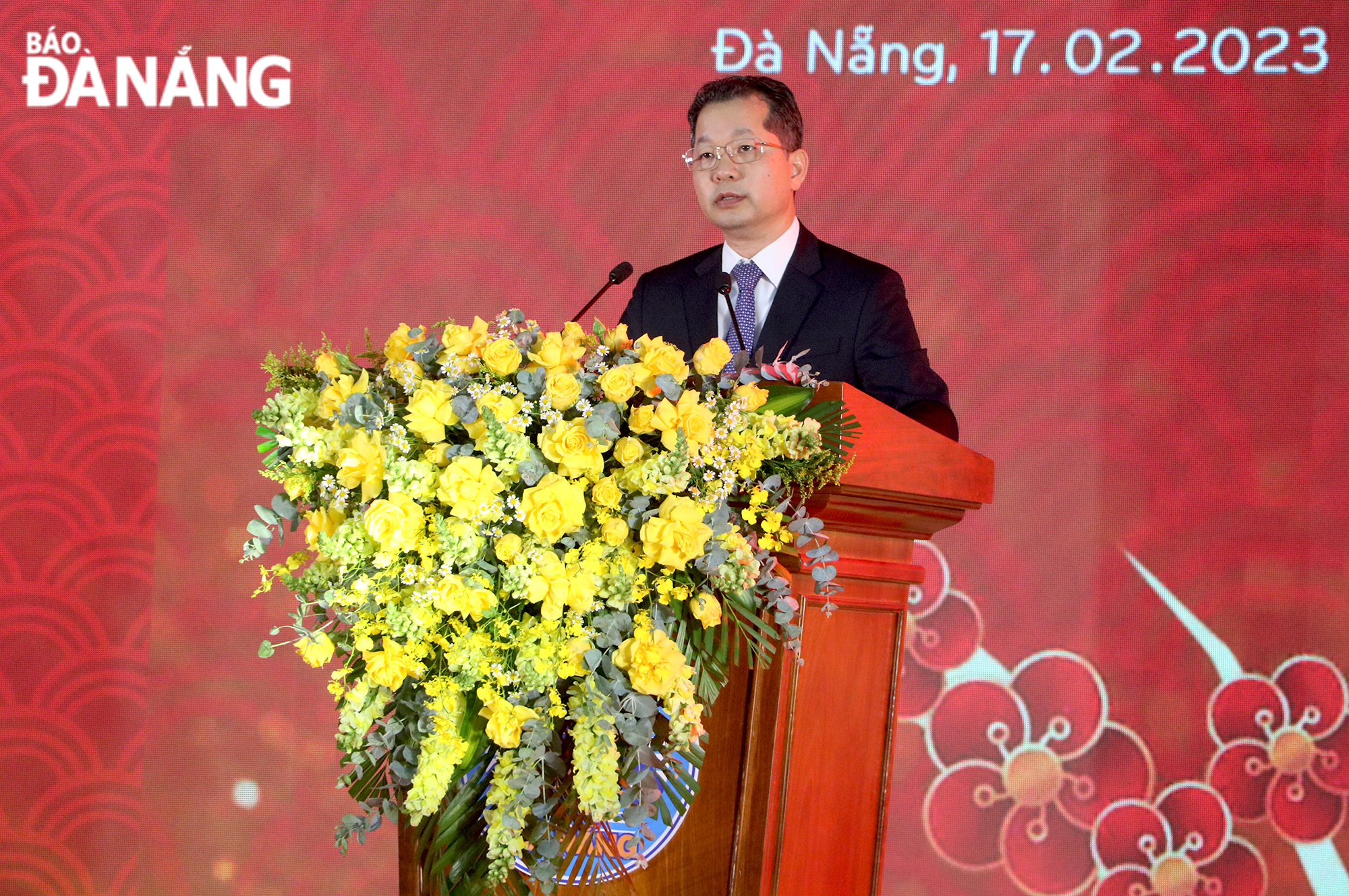 Da Nang Party Committee Secretary Nguyen Van Quang speaking at the get-together