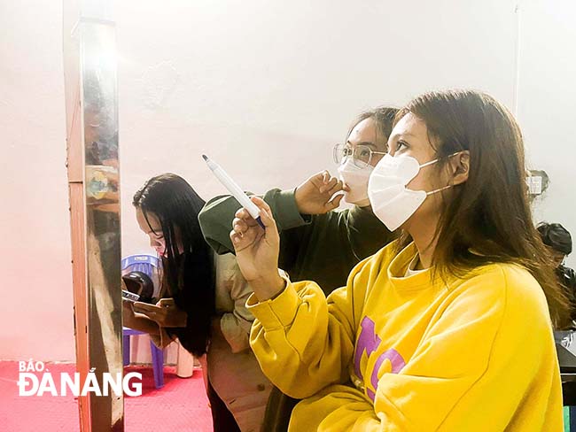 Members of Da Nang Creative Arts and Entertainment Club have professional activities at Le Do theater. Photo: D.H.L