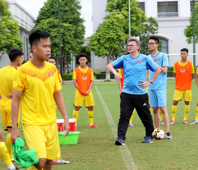 Quãng thời gian làm việc với U19 Việt Nam giúp HLV Philippe Troussier phần nào am hiểu bóng đá Việt Nam. Ảnh: PVF