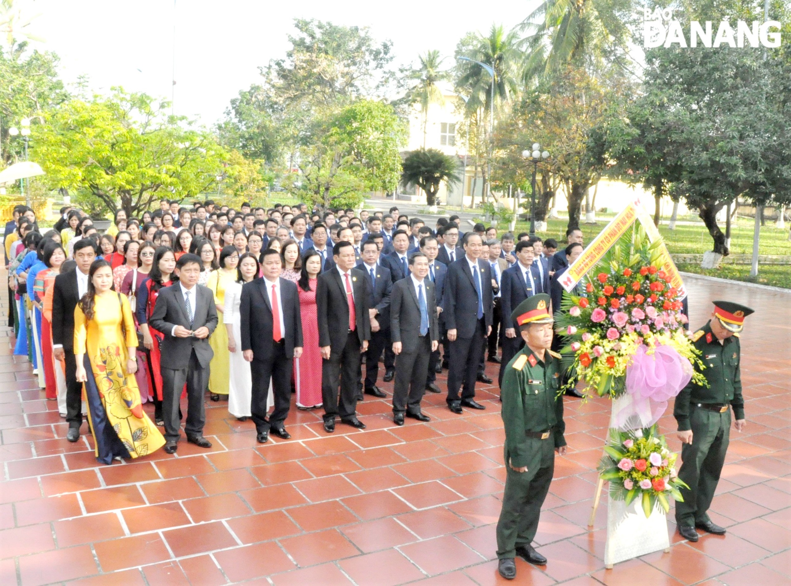 Lãnh đạo, cán bộ, đảng viên và nhân viên thuộc Đảng bộ Tổng Công ty CP Dệt may Hòa Thọ tổ chức lễ báo công dâng Bác.tại Bảo tàng Hồ Chí Minh - chi nhánh Quân khu 5.