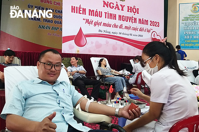 A member of the Da Nang Newspaper Trade Union participated in the voluntary blood donation day. Photo: X.HAU