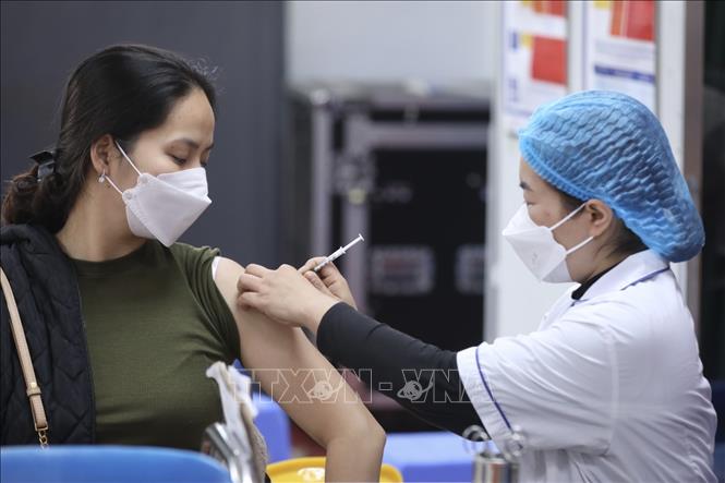 Tiêm vaccine phòng COVID-19 cho người dân. Ảnh: TTXVN