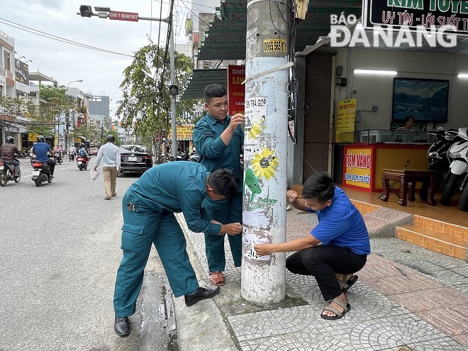 Các lực lượng dân quân, đoàn viên thanh niên trên địa bàn phường Thanh Khê Đông thường xuyên ra quân xoá quảng cáo, rao vặt để giữ gìn mỹ quan đô thị. Ảnh: N.QUANG