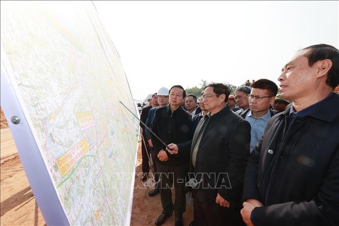 Thủ tướng Phạm Minh Chính kiểm tra tình hình thực hiện Dự án đầu tư xây dựng đường cao tốc Tuyên Quang - Phú Thọ, ngày 25/1/2023. Ảnh: Dương Giang/TTXVN