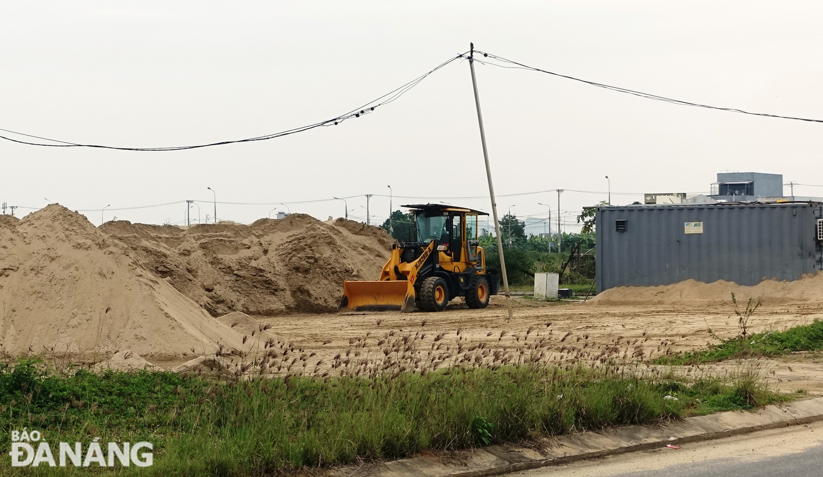 Một bãi tập kết, kinh doanh cát ở xã Hòa Phước, huyện Hòa Vang đang hoạt động cầm chừng, chỉ còn bán cát cho bạn hàng.