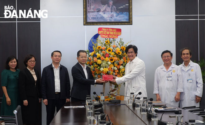 Secretary Nguyen Van Quang (4th, left) visited and presented flowers to the medical staff of the Da Nang-based C Hospital on the occasion of the 68th anniversary of the Viet Nam Doctor's Day (February 27). Photo: PHAN CHUNG