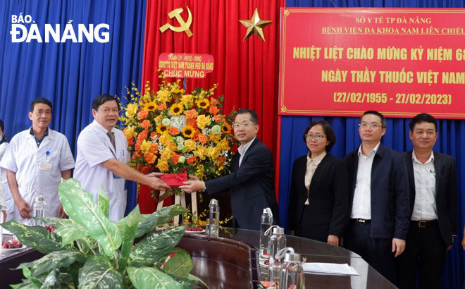 Secretary Quang (4th, right) gave flowers and congratulatory gifts to staff of the Nam Lien Chieu General Hospital. Photo: PHAN CHUNG