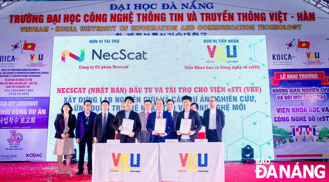 The Viet Nam - Korea Information Technology and Communications University (VKU) - the University of Da Nang - signed a tripartite cooperation agreement with the NiX Education Joint Stock Company (NiXEducation) and Japan's NecScat Joint Stock Company. Photo: NGOC HA