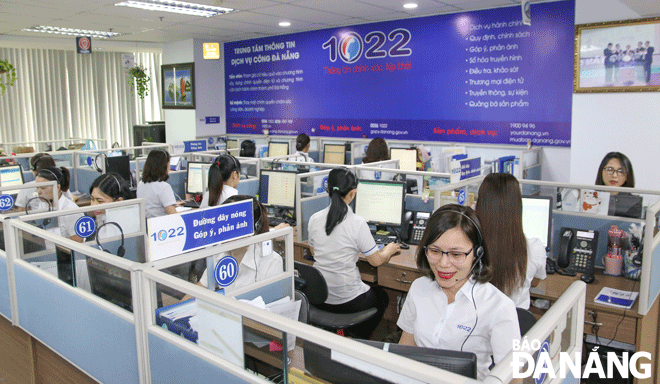 Trung tâm Thông tin dịch vụ công Đà Nẵng (Sở Thông tin và Truyền thông) cung cấp và giải đáp cho tổ chức, công dân các thông tin liên quan đến chính sách và dịch vụ hành chính công trực tuyến. Ảnh: PV