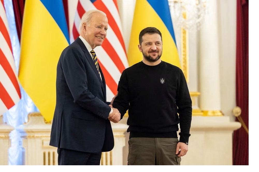 Tổng thống Mỹ Joe Biden (bên trái) gặp người đồng cấp Ukraine Volodymyr Zelensky tại Kiev ngày 20-2. Ảnh: Reuters  	