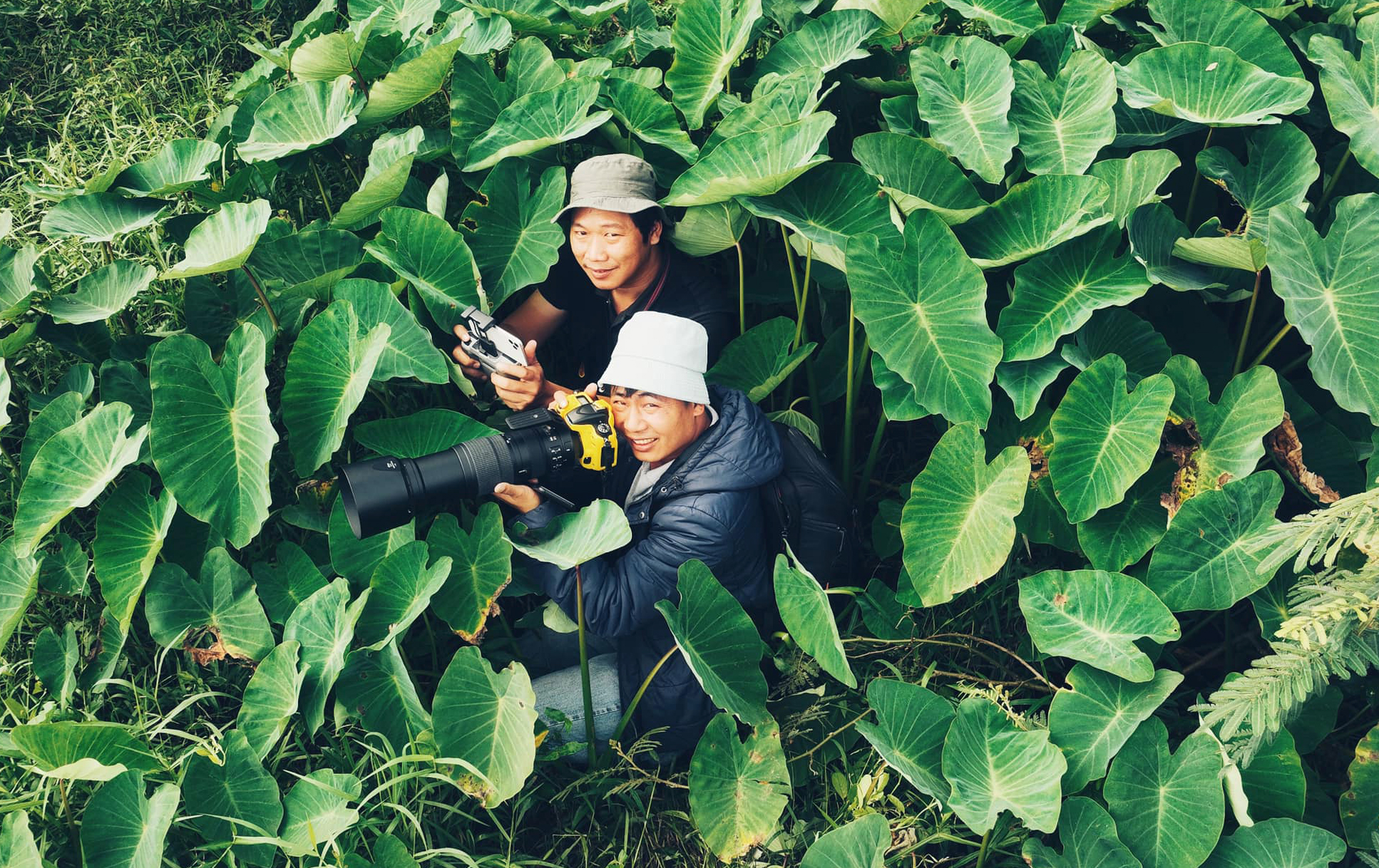 Photographer Huynh Van Truyen (top row) during a photo-making trip at the Tuy Loan Village Communal House Festival held in early 2023. (Photo courtesy of character)