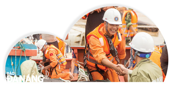 Mr Tran Van Khoi is tying the mooring line in a rescue trip on the sea (left photo). Despite the dangerous nature of rescue work, he always wears a smile on his face. (Photo courtesy of the character)