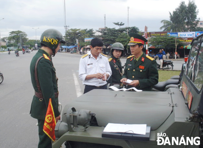 Cán bộ, chiến sĩ tổ kiểm soát quân sự kiểm tra phương tiện quân nhân lưu thông trên đường. Ảnh: C.T	