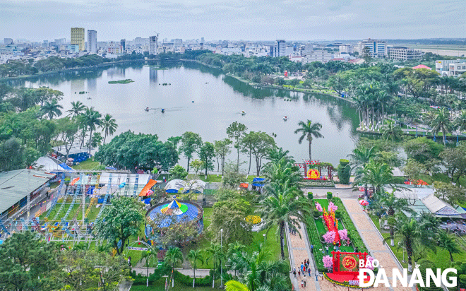 Urban green trees not only bring economic, environmental and health values but also are cultural heritages that contribute to the appearance and cultural identity in urban life. IN THE PHOTO: A panoramic view of a lake in the March 29 Park. Photo: KIM LIEN