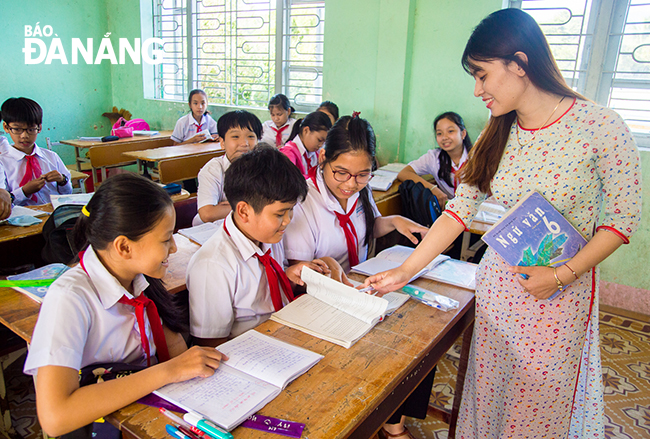 There needs to be a sensible use foreign words in the Vietnamese language in order to preserve the beauty of our mother tongue. In the photo: Pupils of The Nguyen Ba Phat Secondary School in Hoa Lien Commune, Hoa Vang District are learning Literature texts. Photo: XUAN SON