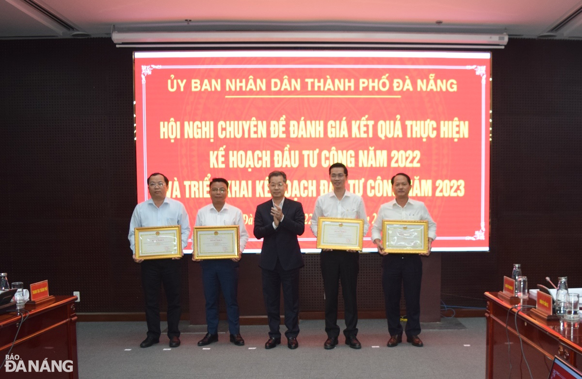Tại hội nghị, Bí thư Thành ủy Nguyễn Văn Quảng trao bằng khen của Chủ tịch UBND thành phố cho 2 tập thể, 2 cá nhân có thành tích xuất sắc trong thực hiện và giải ngân kế hoạch vốn đầu tư công năm 2022. Ảnh: HOÀNG HIỆP