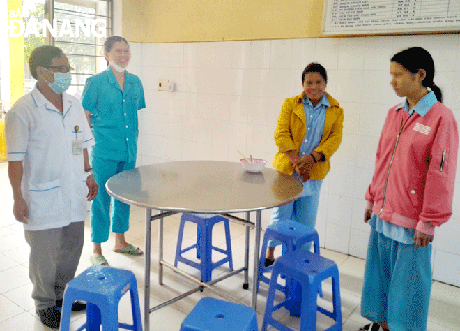 Nurse Nguyen Van Tinh (first left) talks with female patients. Photo: L.H