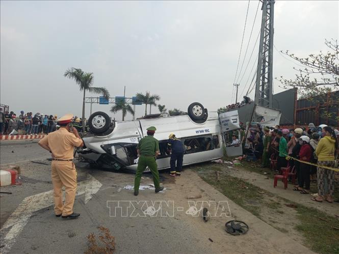Hiện trường vụ tai nạn giao thông nghiêm trọng tại Quảng Nam ngày 14-2. Ảnh: Trịnh Bang Nhiệm/TTXVN