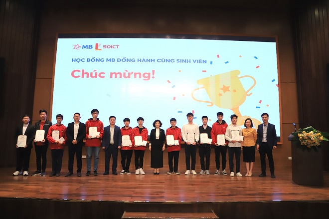 Sinh viên Đại học Bách khoa Hà Nội nhận học bổng từ MB tại buổi lễ.