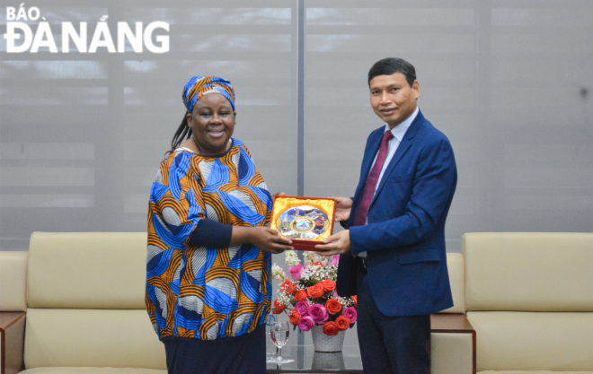 Vice Chairman (right) presenting a memento to the Ambassador of South Africa Vuyiswa Tulelo. Photo: T.PHUONG