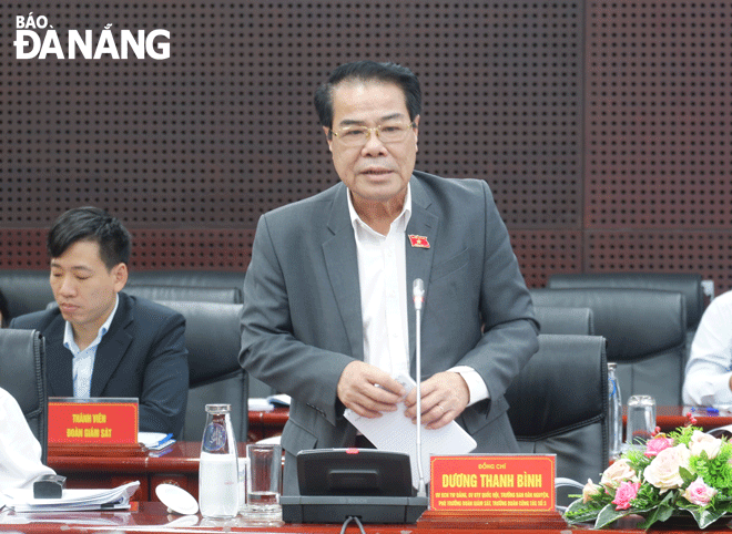 Mr Duong Thanh Bình, the head of the NA Commission on Peoples Aspiration delivers his remarks at Wednesday’ meeting with Da Nang’s leaders. Photo: P. CHUNG