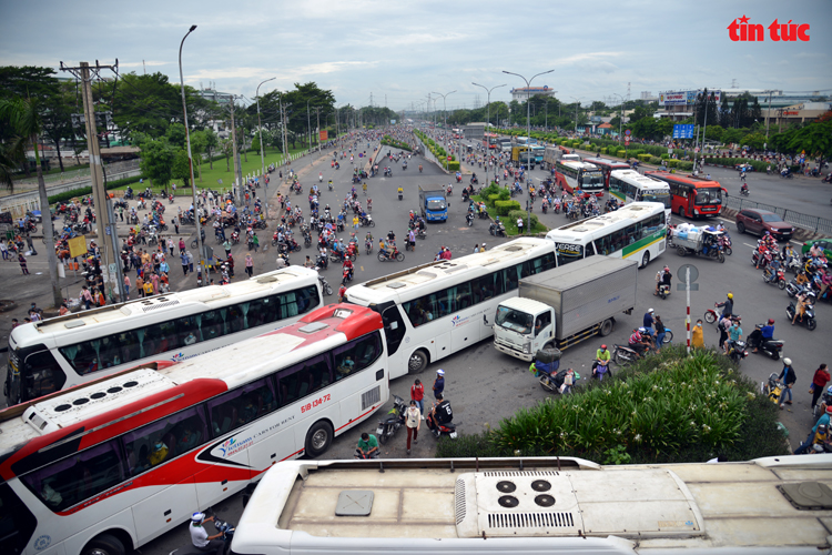 Lao động tăng ca tại khu công nghiệp tại phía Nam.