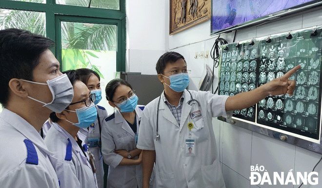 Doctor Pham Nhu Thong (right) is guiding students at the Stroke Department of the Da Nang General Hospital. Photo: N.H