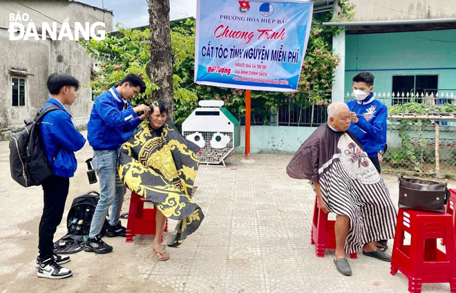 Tuổi trẻ phường Hòa Hiệp Bắc (quận Liên Chiểu) tổ chức cắt tóc miễn phí cho người dân tại khuôn viên Nhà sinh hoạt cộng đồng khu dân cư số 1, phường Hòa Hiệp Bắc. Ảnh: T.Y