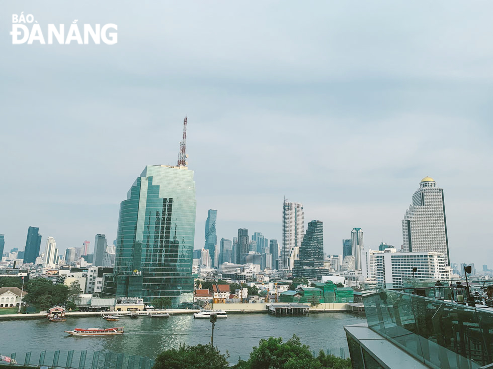 Đô thị trung tâm Bangkok với những tòa nhà chọc trời bên sông Chao Phraya. 
