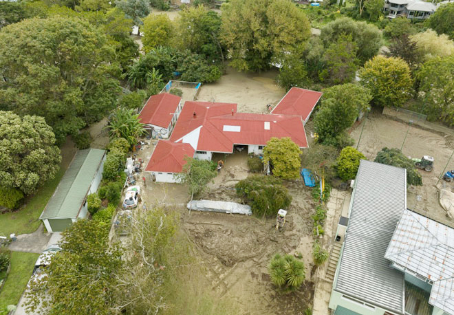 Nhà cửa ngập trong bùn và phù sa sau bão Gabrielle ở thành phố Gisborne thuộc Đảo Bắc của New Zealand. Ảnh: Getty Images