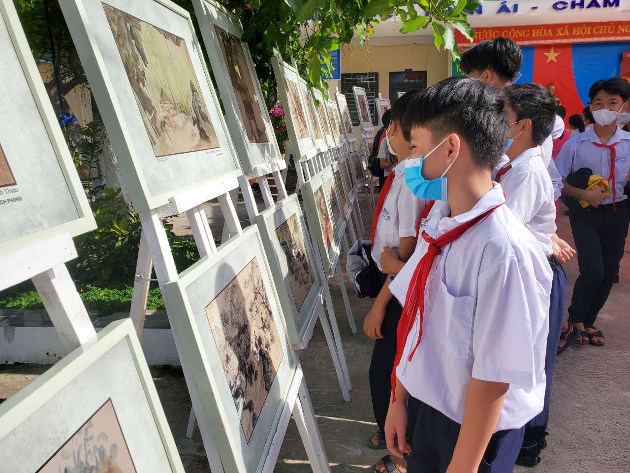 Pupils at the Da Nang Fine Arts Museum-held exhibition themed 'Sketches of the Zone 5 Battlefield' 2022.