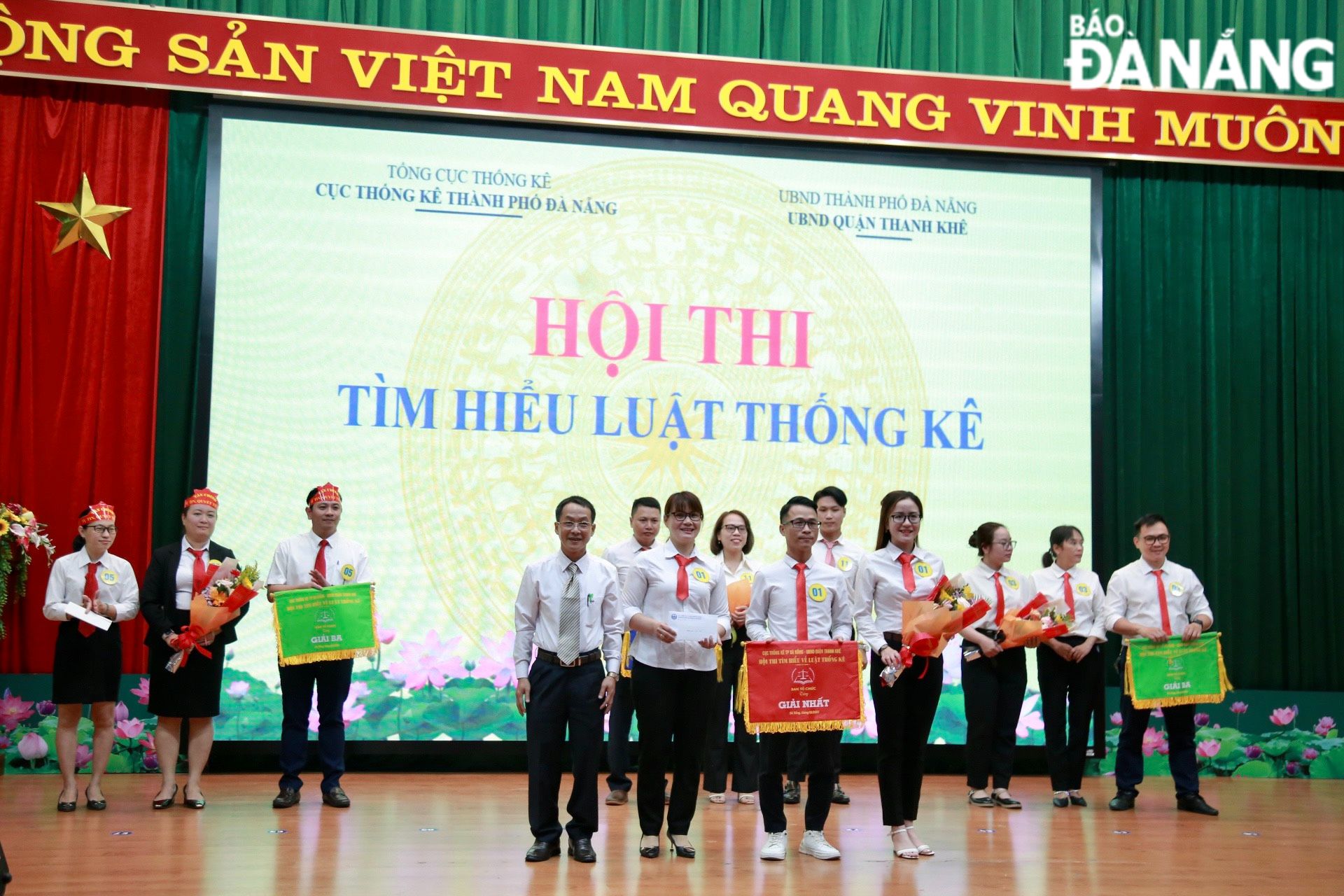 Chung cuộc, đơn vị phường Tam Thuận dành được giải nhất và nhận được cờ lưu niệm từ cuộc thi.