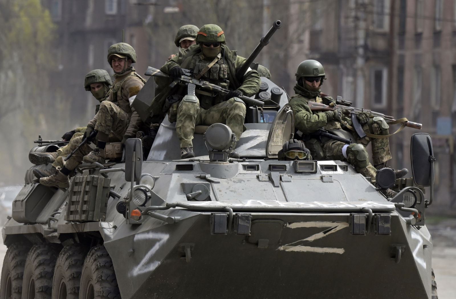 Các binh sĩ Nga tại thành phố Mariupol, Ukraine, ngày 4-4-2022. Ảnh: AP