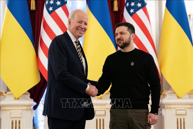 Tổng thống Ukraine Volodymyr Zelensky (phải) và Tổng thống Mỹ Joe Biden tại cuộc gặp ở Kiev ngày 20-2-2023. Ảnh: AFP/ TTXVN