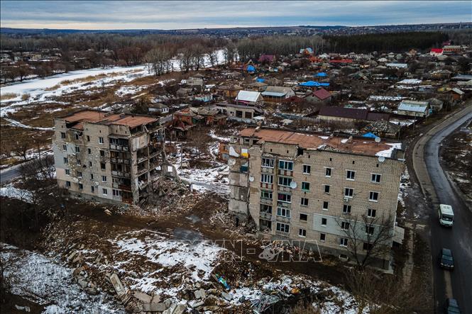 Một toà chung cư bị phá huỷ trong xung đột tại Izyum thuộc vùng Kharkiv, Ukraine ngày 20-2-2023. Ảnh: AFP/TTXVN