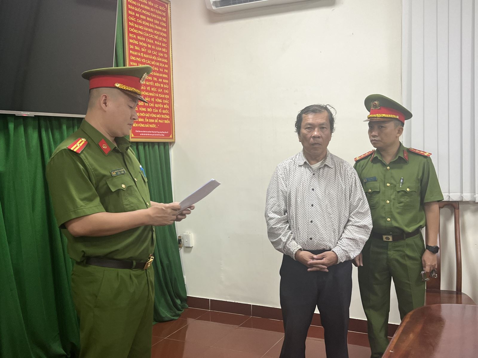 Công an TP Hồ Chí Minh đã tống đạt quyết định khởi tố bị can, thi hành lệnh bắt tạm giam đối với Trần Văn Sỹ. Ảnh CATP cung cấp