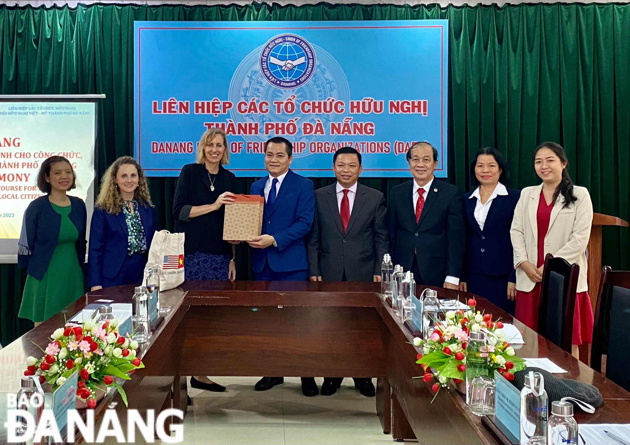 DAFO Chairman Nguyen Ngoc Binh (5th, right) presents a gift to representatives from the US Consul General in Ho Chi Minh City Susan Burns (3rd, left). Photo: T.PHUONG