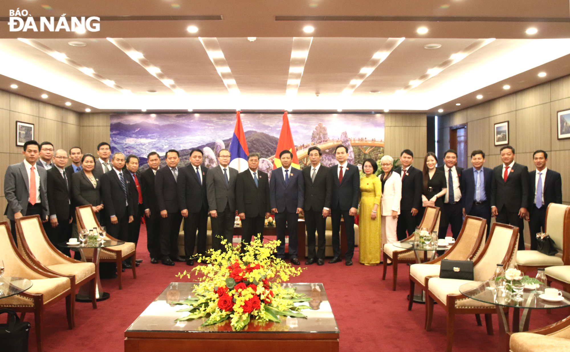 Da Nang and Lao delegates posed for a group photo. Photo: TRONG HUY