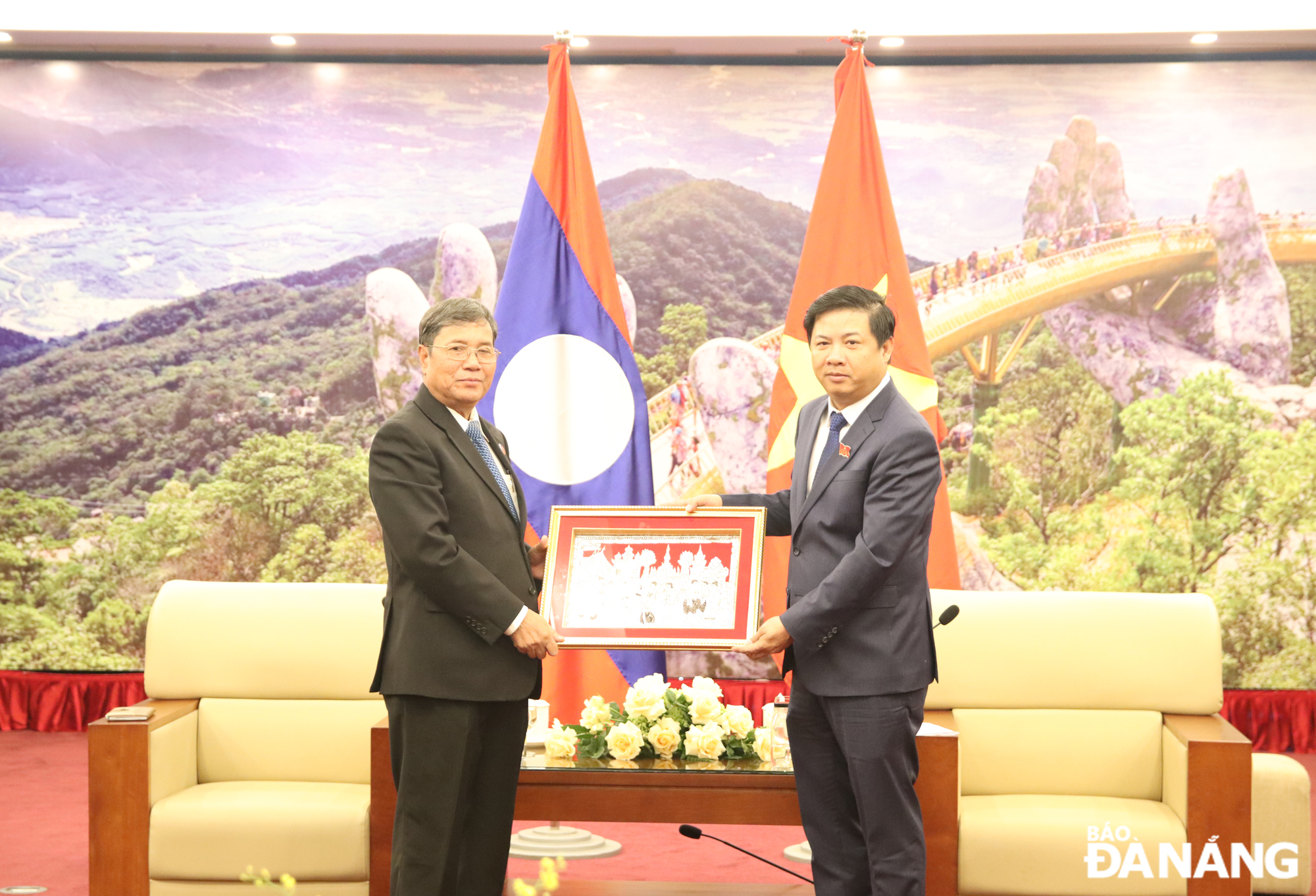 Deputy Secretary of the Da Nang Party Committee cum Chairman of the municipal People's Council Luong Nguyen Minh Triet (right), received a souvenir presented by the Vice Chairman of the National Assembly of Laos Khambay Damlath. Photo: TRONG HUY