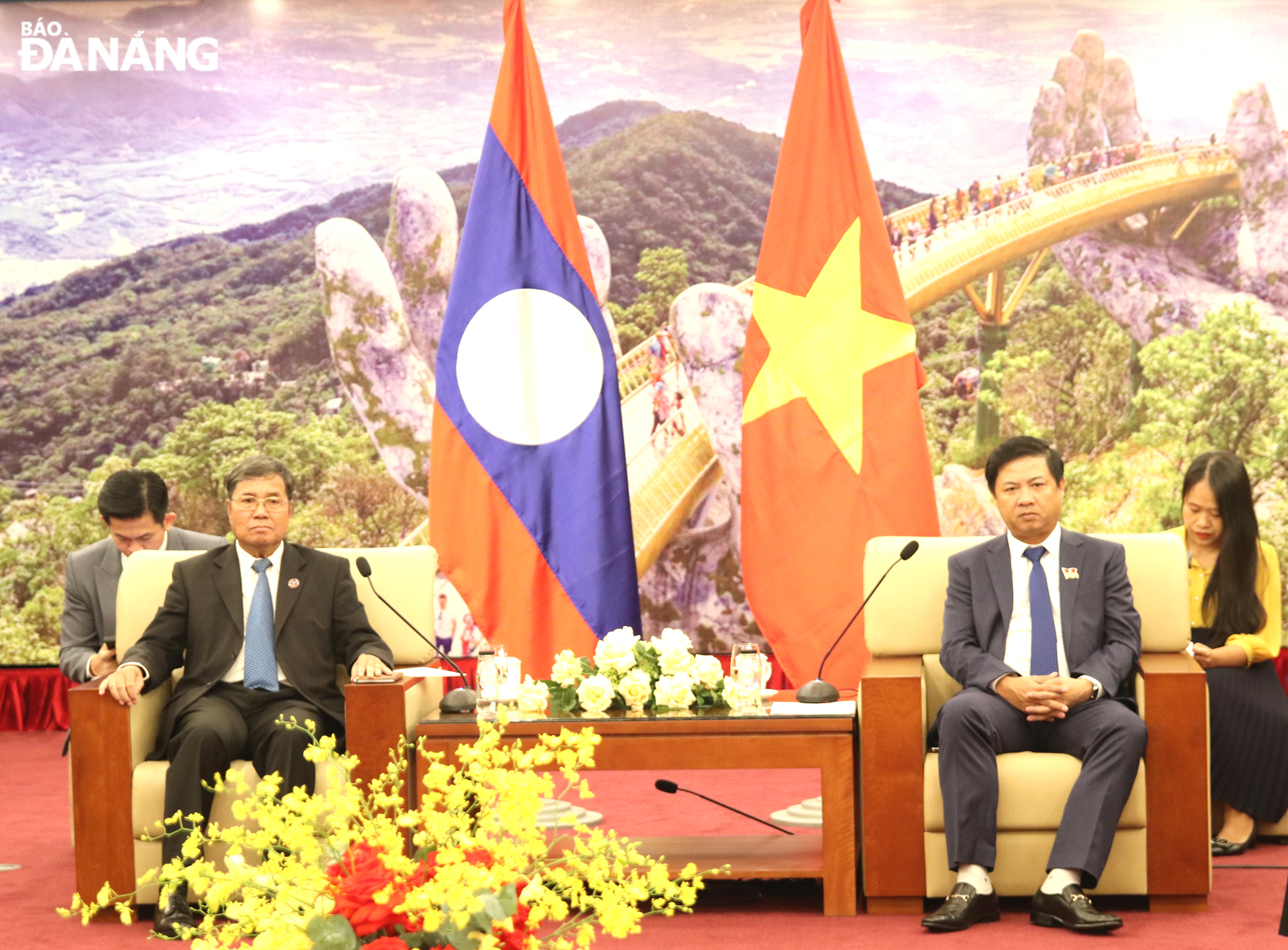 Deputy Secretary of the Da Nang Party Committee cum Chairman of the municipal People's Council Luong Nguyen Minh Triet (right), and Vice Chairman of the National Assembly of Laos Khambay Damlath. Photo: TRONG HUY