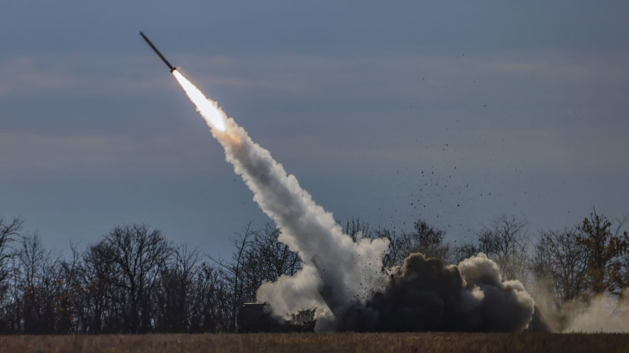 Hệ thống tên lửa pháo binh cơ động cao (HIMARS) của quân đội Ukraine khai hỏa sát tiền tuyến ở vùng Kherson ngày 5/11. Ảnh: EPA/CNN