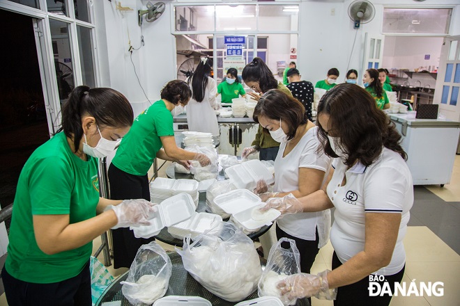 Members of the 'Dong Cam' Charity Club prepare free meals for patients every Thursday.