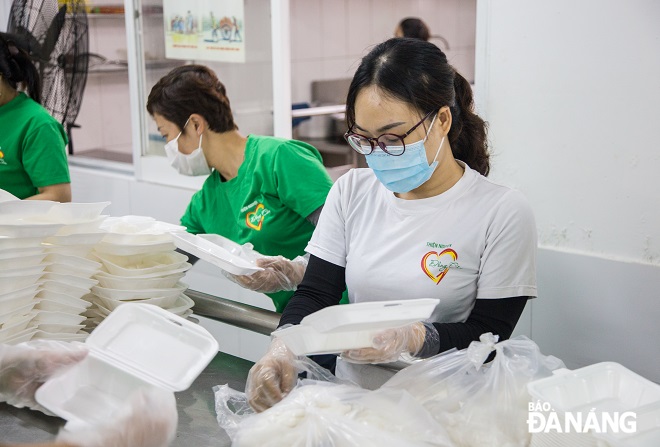 All club members wear gloves and masks when processing food in order to ensure food safety and hygiene.