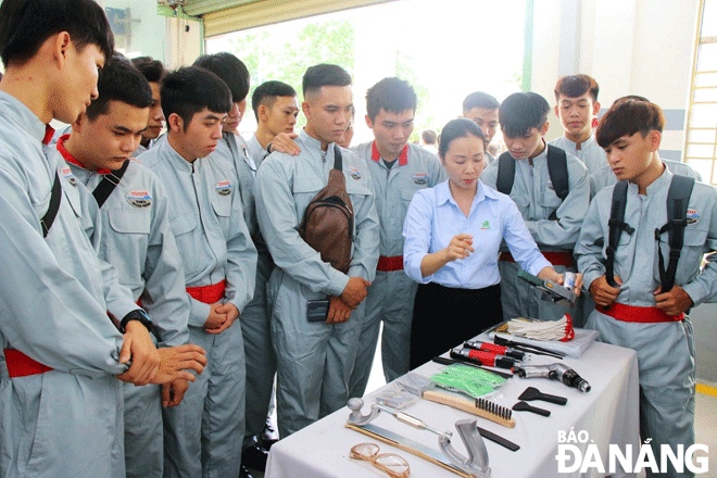 Every year, the Da Nang Vocational College provides a large number of skilled human resources to the labour market. Its students are pictured attending a practical class. Photo: N.H