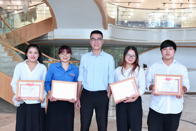 Master Nguyen Ngoc Hieu (middle) and the research group were honored for their coffee jam project.